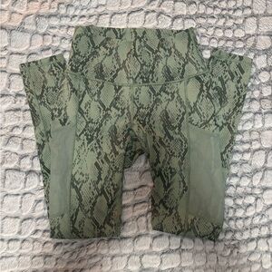 Fabletics XS Green Snakeskin 7/8 Powerhold Leggings